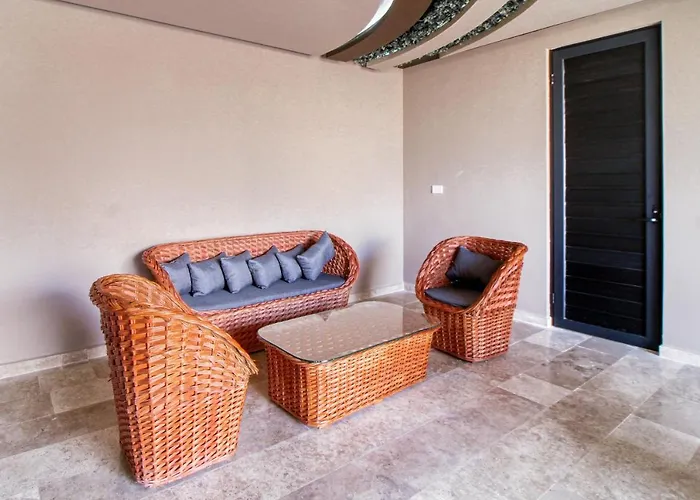 Hotel Menesse #327, Downtown